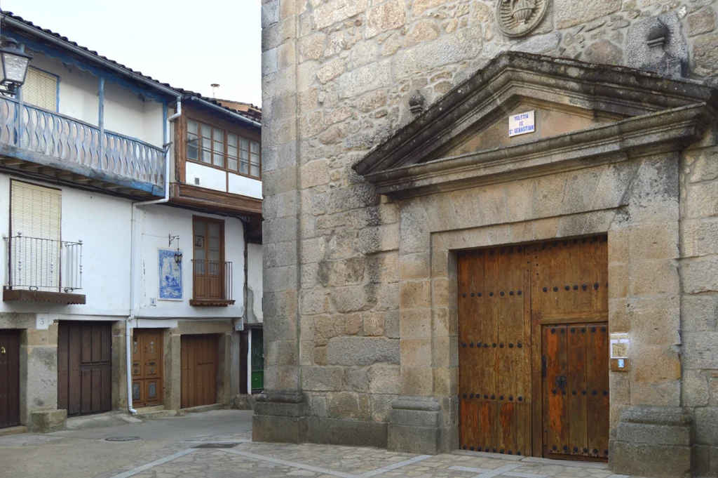 Vista de la Iglesia de San Sebastián desde la Torre del Concejo de Sequeros